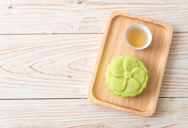 Chinees groene de theesmaak van de maancake met thee op houten plaat