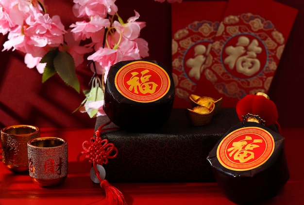 Chinees karakter is FU betekent fortuin. Kue Keranjang of Nian Gao, populaire cake voor Chinees nieuwjaarsfestival met rood concept. Gemaakt van suiker en meel.