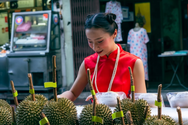 Chinees meisje koopt durian