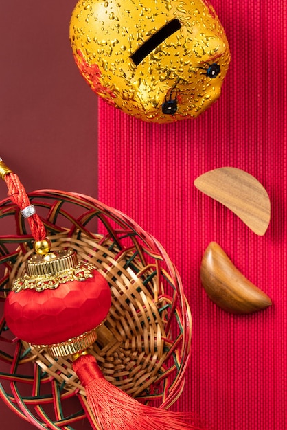 Chinees nieuw maanjaar achtergrondontwerpconcept met rode envelop en feestelijke versieringen. Het Chinese woord betekent zegen