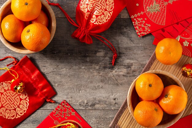 Chinees nieuwjaar festival decoraties en sinaasappelen op houten achtergrond