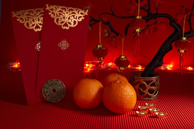 Chinees nieuwjaar festival decoraties oranje blad rood pakket pruim bloesem op rode achtergrond