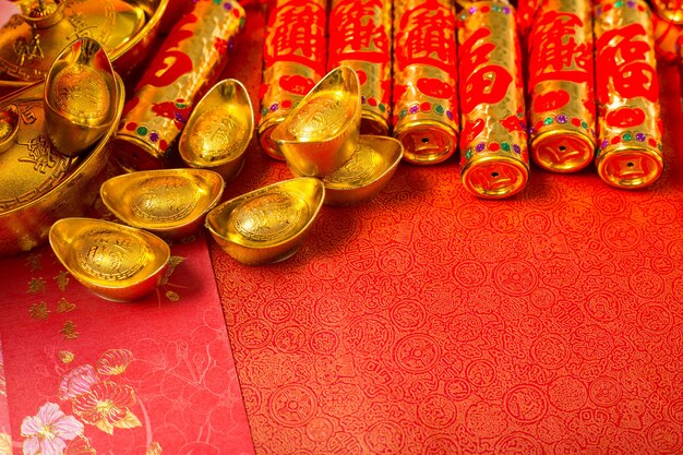 Chinees nieuwjaar gouden vuurwerkdecoratie met karakter "FU" betekent veel geluk, fortuin en zegen.