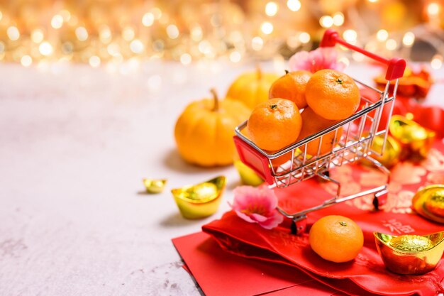 Foto chinees nieuwjaar, shopping-auto met oranje en chinese goudstaven, traditionele aziatische stijl (buitenlandse tekst betekent zegen en geluk)