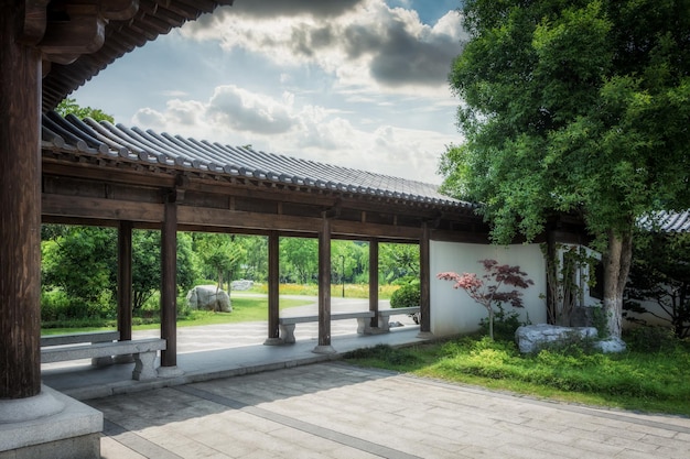 公園内の中国の古代の建物の回廊