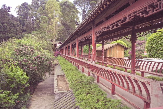 Photo chinese ancient corridor building in the park