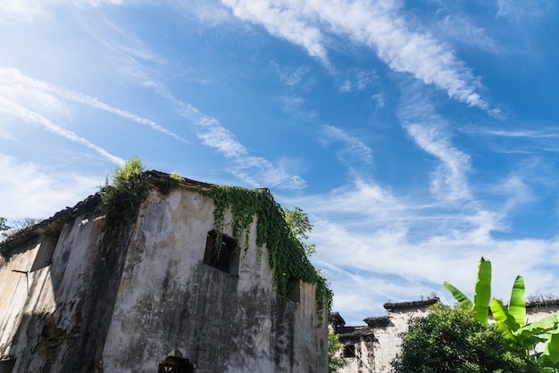 中国古代の恵州の建築黒屋根と白い壁