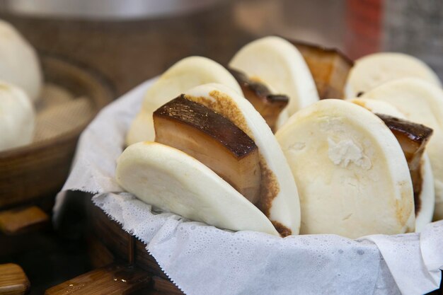 Chinese bao gevuld met geroosterde varkensbelly gekookt in het Chinese district van Nankinmachi in de cit