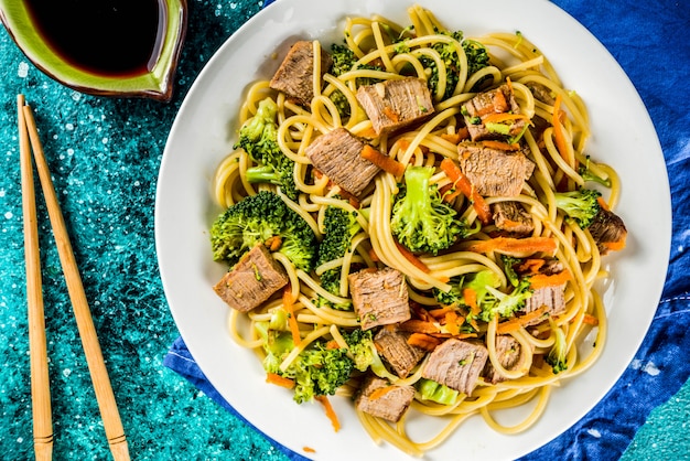 Tagliatelle di manzo cinesi lo mein