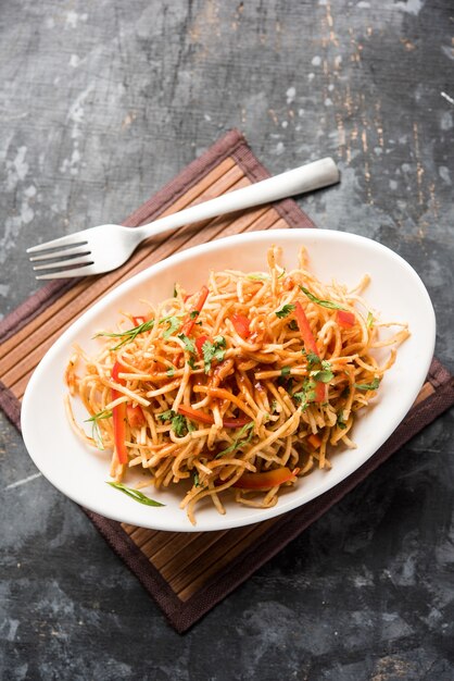 Chinese Bhel is een pittig Indo-Chinees recept, geserveerd in een kom. selectieve focus