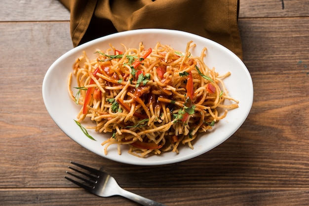 Photo chinese bhel is a spicy indo-chinese recipe, served in a bowl. selective focus