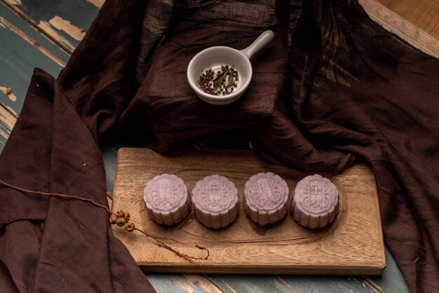 Photo chinese cakes are on the gray cloth of the wooden table