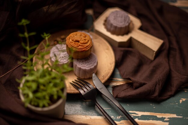 Foto chinese cakes liggen op het grijze doek van de houten tafel.