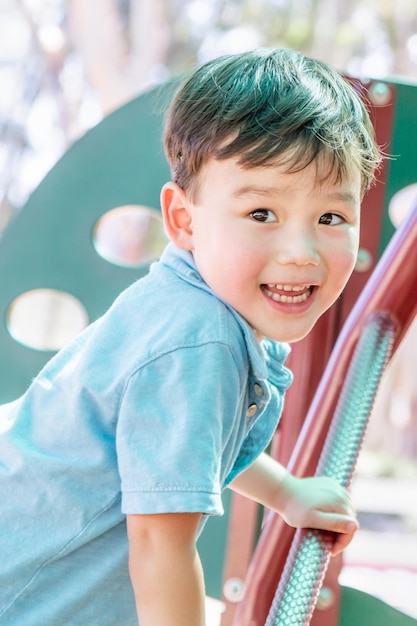 遊び場で楽しむ中国人と白人の少年