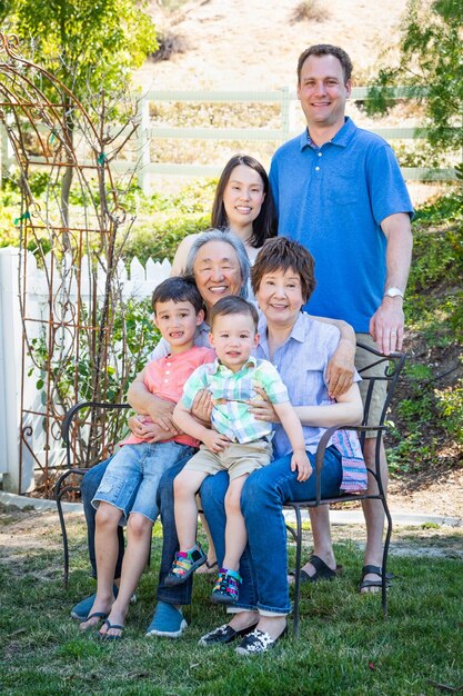 벤치 에 앉아 있는 중국인 과 백인 가족