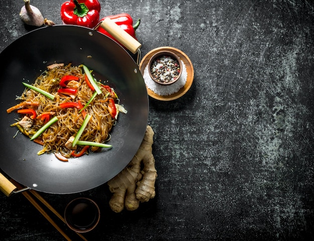 写真 生姜スパイスと野菜を入れたフライパン中華鍋のセロハン麺