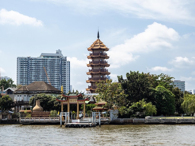 Chinese Chee Chin Khor tempel gezien vanaf de Chao Phraya rivier in Bangkok Thailand