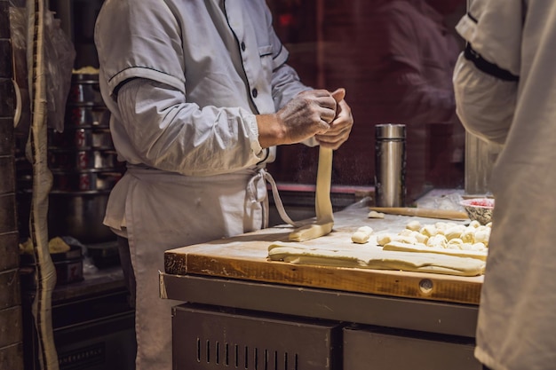 Chinese chef-kok die knoedels maakt in de keuken