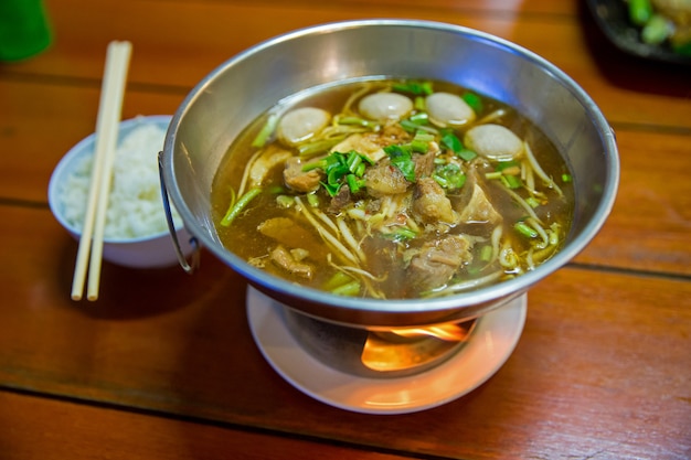 Foto zuppa cinese chiara stufato di manzo e polpette