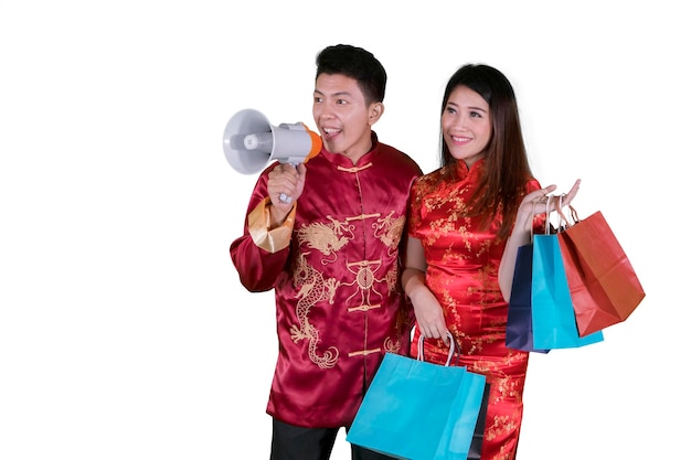 Китайская пара с сумкой для покупок и мегафоном