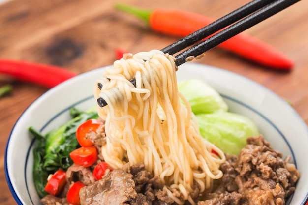 中華料理：牛肉麺のボウル