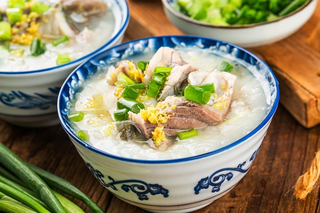 Китайская кухня миска вкусной рыбной каши