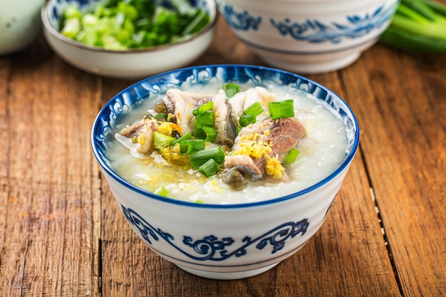 Cucina cinese una ciotola di delizioso porridge di pesce