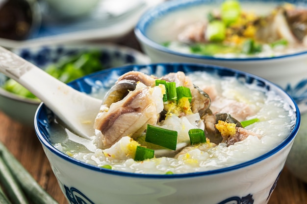 Cucina cinese una ciotola di delizioso porridge di pesce