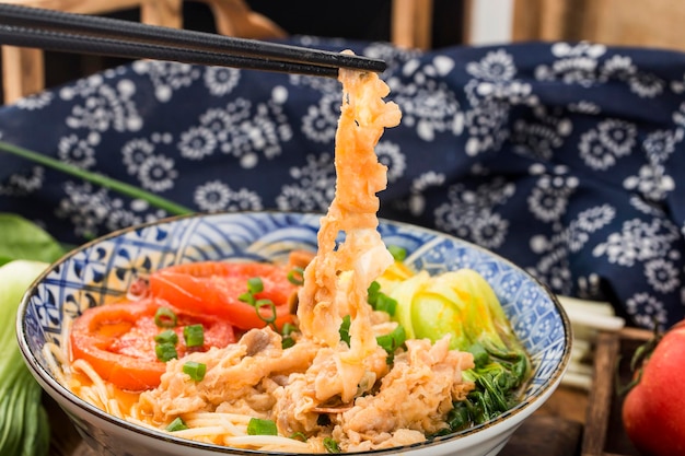 中華料理脂肪質の牛肉麺のボウル