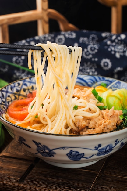 中華料理太い牛肉麺のボウル