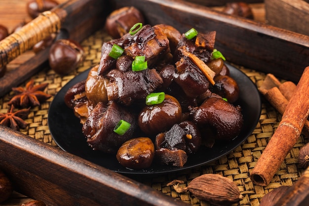 Cucina cinese stinco di maiale alle castagne brasato