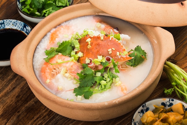 Photo chinese cuisine. a casserole chaoshan seafood porridge. seafood porridge