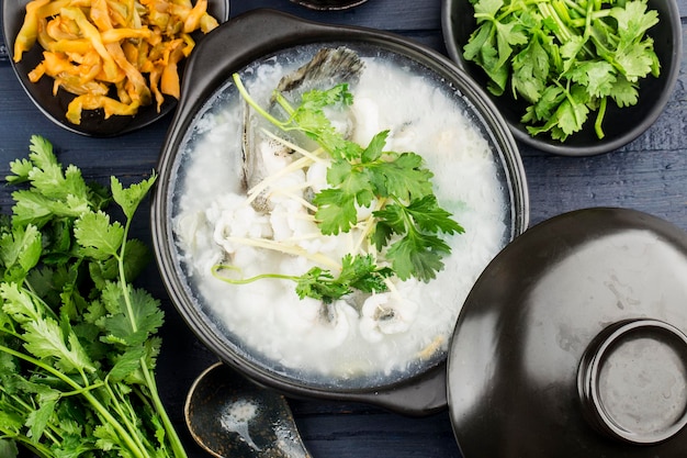 캐서롤에 생선 조각을 넣은 중국 요리 죽