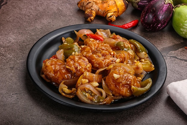 칠리 소스 와 마늘 을  ⁇ 은 중국 요리