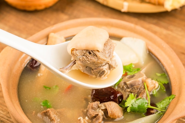 Суп из редиски и баранины китайской кухни, тушеный