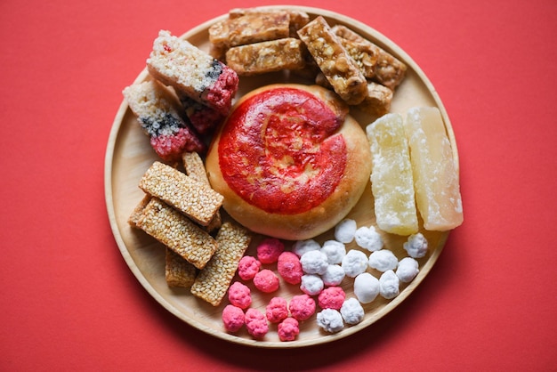 Chinese desserts Chinees gebak bonencake, Snack mix noten snoep snoep suiker noten sesamzaad gecoate bonen gepofte rijst gekonfijte, Thai en Chinees betalen respect aan god in Chinees nieuwjaar festival