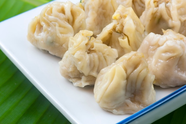 Chinese dim sum dumplings Klaar om te serveren op een Chinees bord