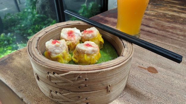 Foto chinese dim sum in een bamboe steamer box