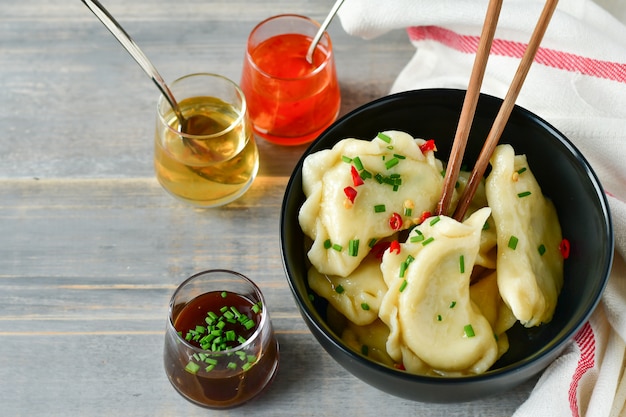 Dim sum cinese con tre tipi di salse