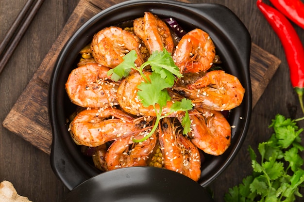 Китайское блюдо: креветки Griddle Shrimp и креветки в горшочке.