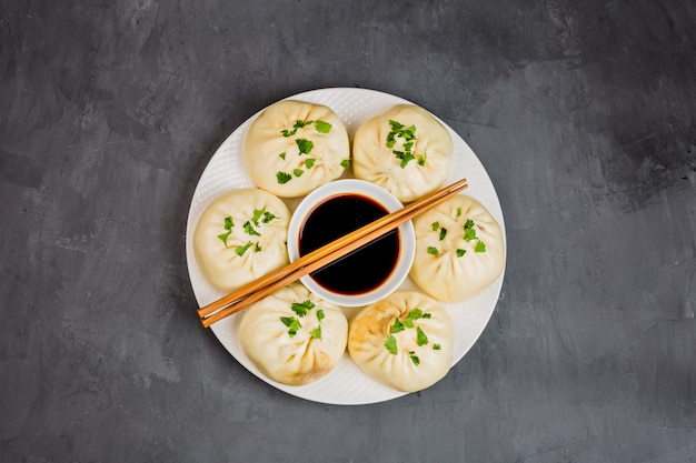 Photo chinese dumplings on gray