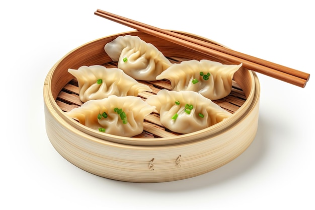 китайские пельмени на деревянной тарелке с палочками, изолированными на белом фоне