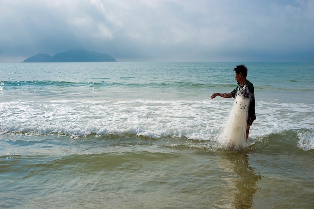 中国の漁師が鎖を海から引き抜く