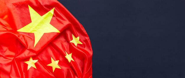 暗い背景に中国の旗。