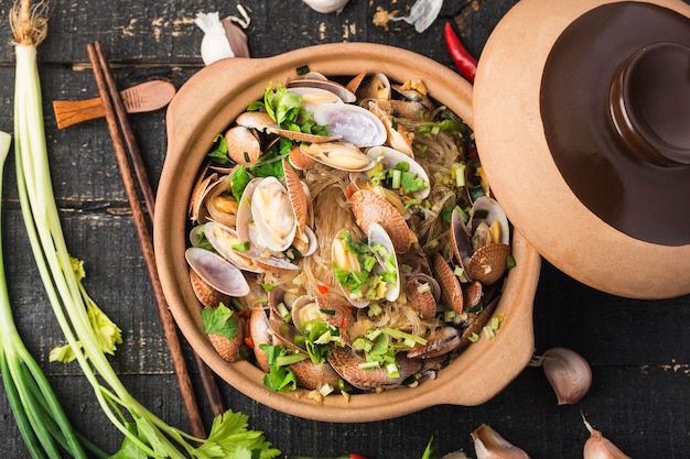 Chinese food: clam and vermicelli casserole