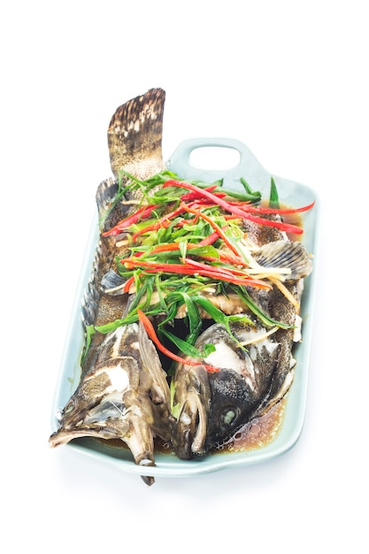 Китайская еда: вкусный морской окунь на пару