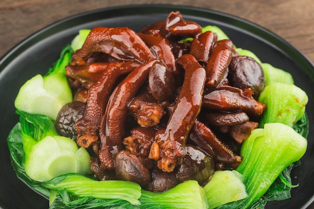 Китайская еда: тарелка тушеной гусиной лапы