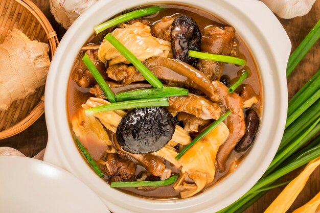 중국 음식 찐 거위 발 접시