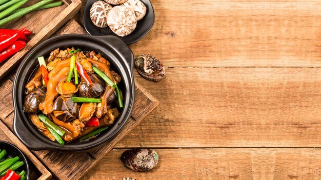 중국 음식 찐 거위 발 접시