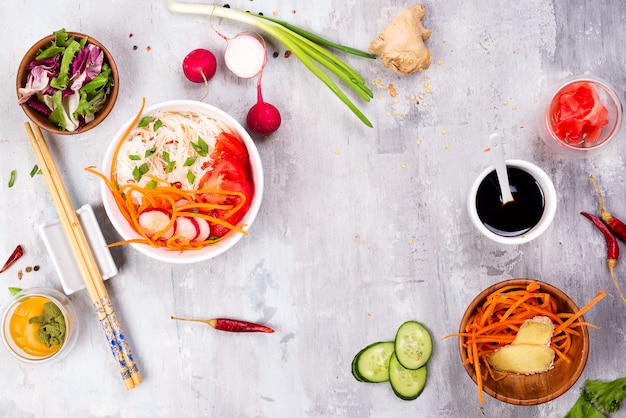 중국 음식 샐러드, 회색 돌 배경에 야채와 견과류와 국수